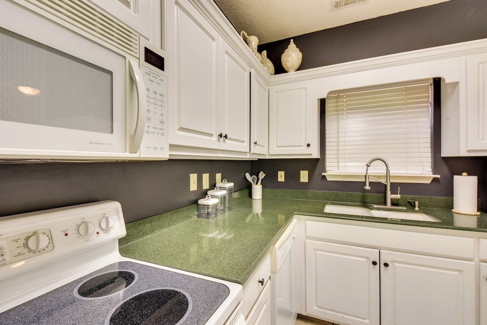 Kingwood Resort Condo with Golf Course Views - photo 12