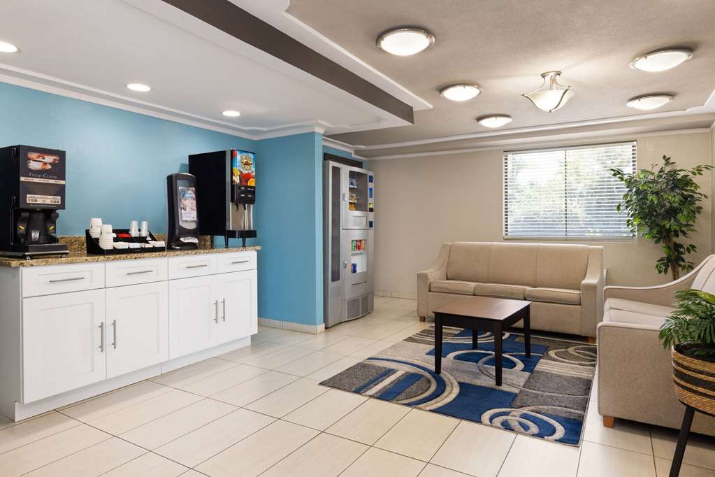 Days Inn & Suites by Wyndham Indianapolis Airport East - photo 5