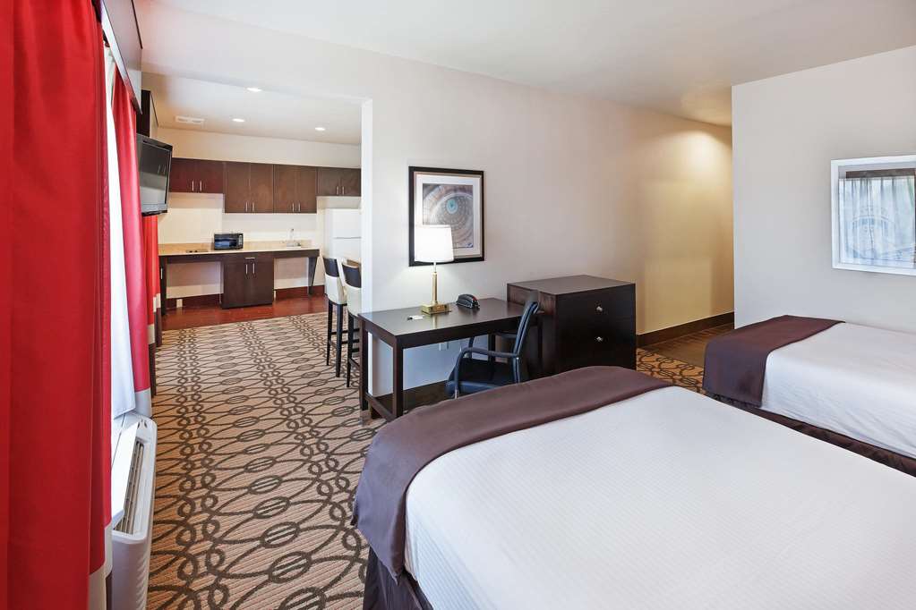 La Quinta Inn & Suites by Wyndham Pearsall - photo 27