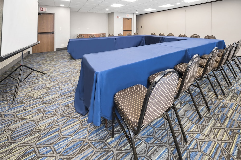 Holiday Inn Express Chicago NW Vernon Hills by IHG - photo 37