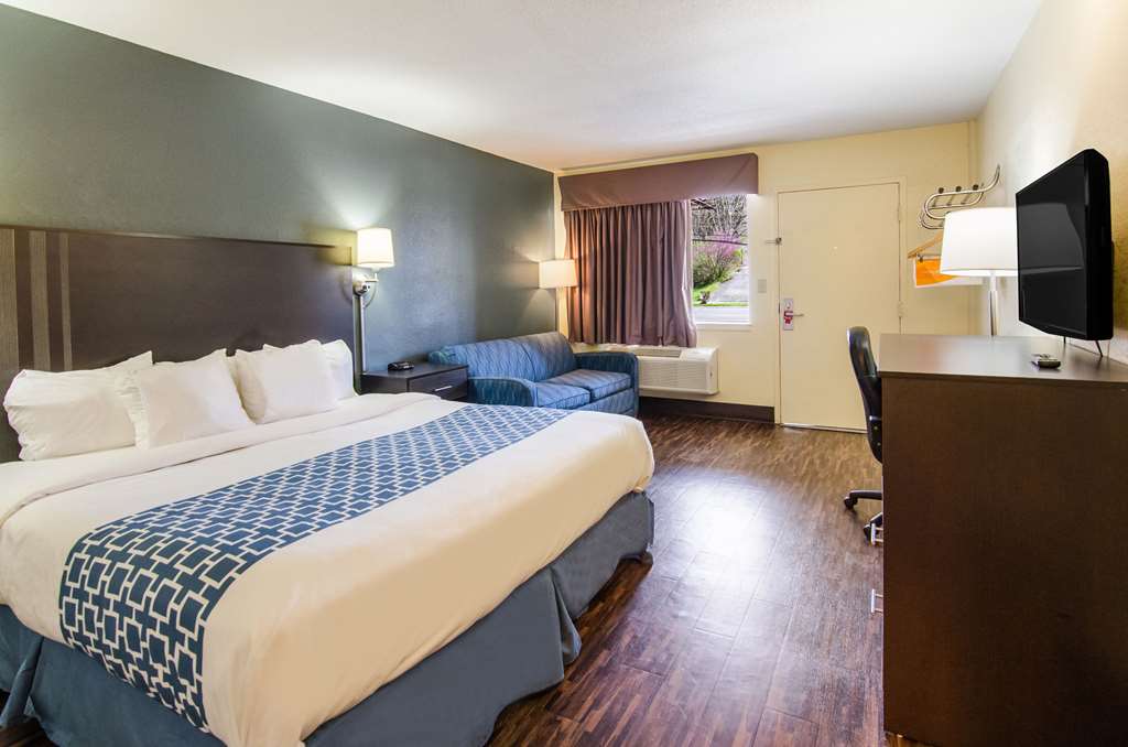 Econo Lodge Near Motor Speedway - photo 9