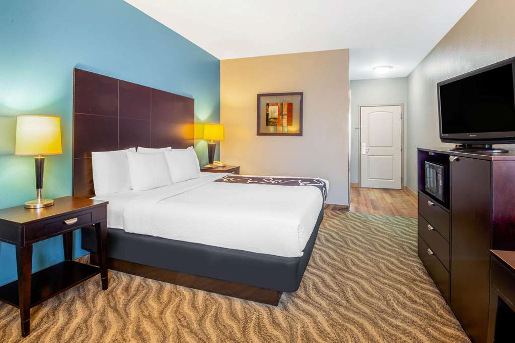 La Quinta Inn & Suites by Wyndham Glen Rose - photo 32