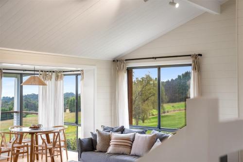Yambora Luxe hideaway with fireplace and amazing views in Mittagong, Australia