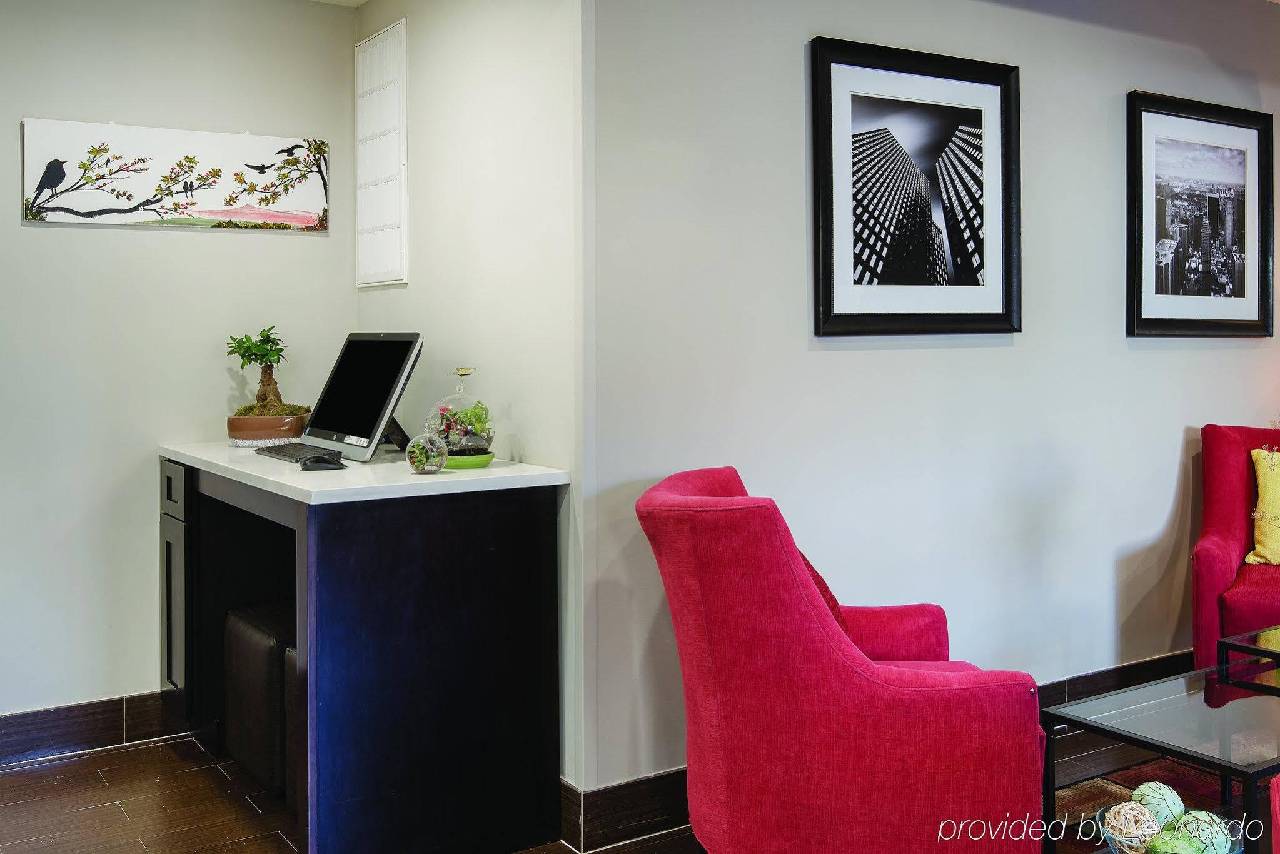 La Quinta Inn & Suites by Wyndham Brooklyn East - photo 6