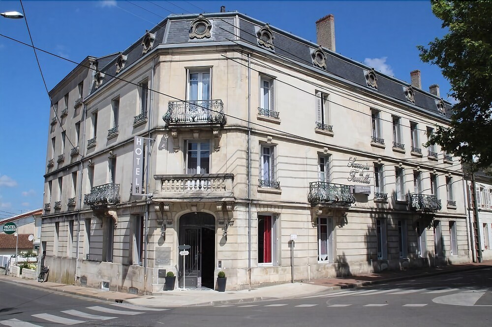 Souvenirs de Familles Hotel in Saintes, France