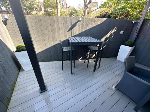Sugar Reef A Fantastic Modern House with Garden Free Parking for 2 cars Electric Vehicle Point Whitby Beach Shops Bars Restaurants just a 10 minute walk away Maximum Occupancy 4 Guests