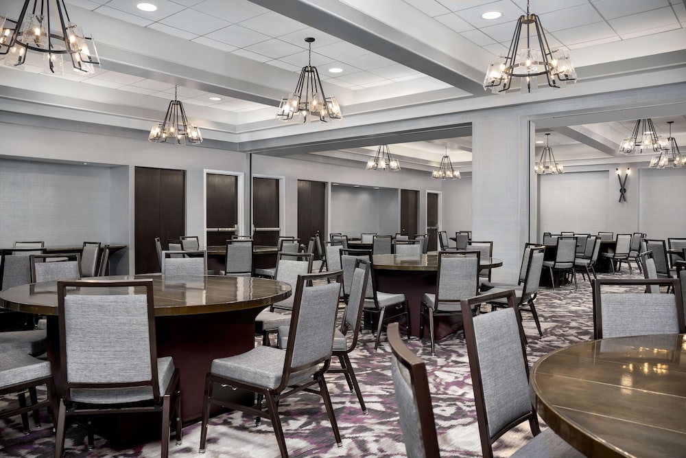 Embassy Suites by Hilton Crystal City National Airport - photo 42