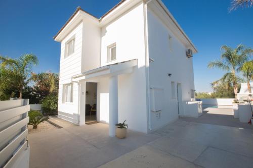 Flouressia Villa 4