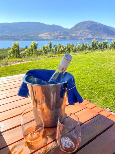 Kelowfornia Lakeview Retreat in Kelowna, Canada