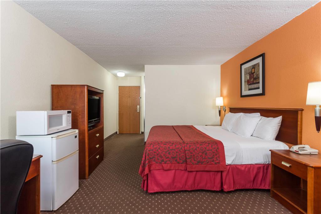 Days Inn & Suites by Wyndham Bloomington Normal IL - photo 15