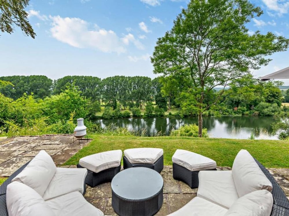 Luxury Riverside Mansion In Marlow — Maidenhead