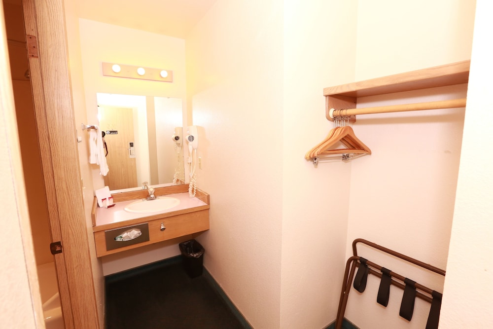Village Inn & Suites - photo 28