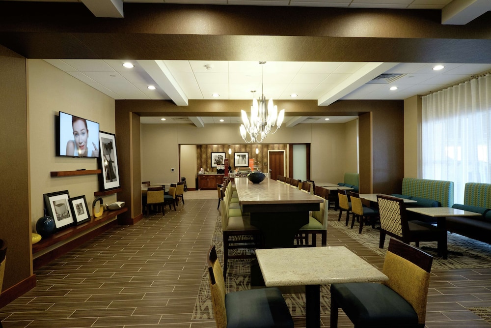 Hampton Inn Green Bay Downtown - photo 56