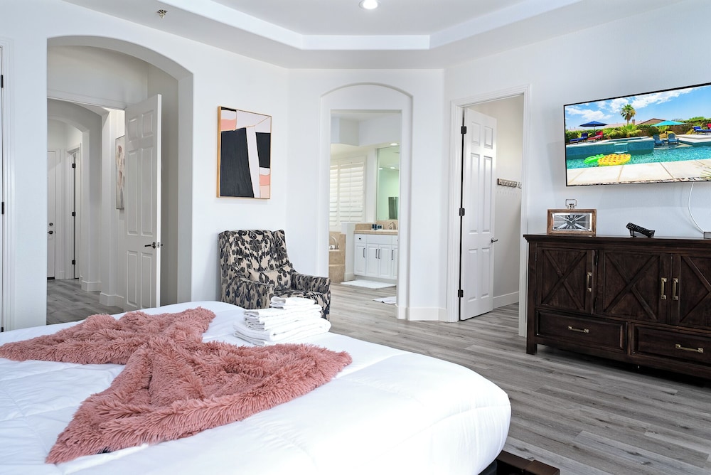 Luxurious 5BR Resort Style Home w Pool & Spa - photo 5