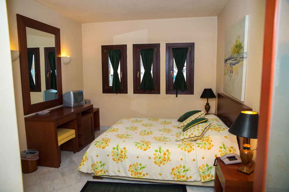 Maritsas Hotel & Suites — Portaria — photo 5