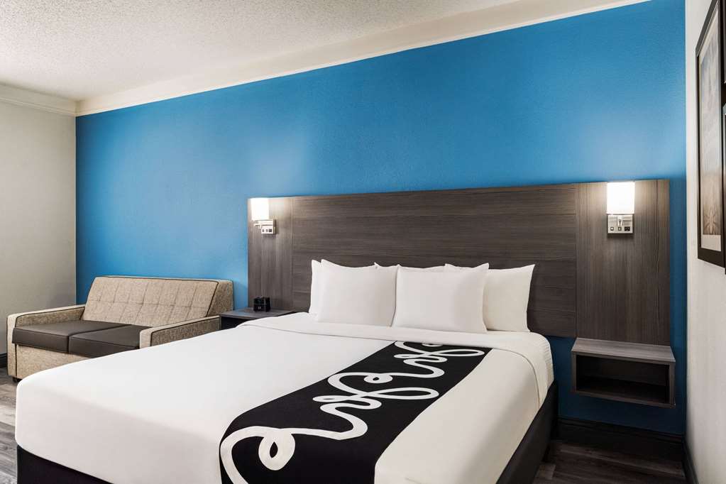La Quinta Inn & Suites by Wyndham Round Rock North - photo 12