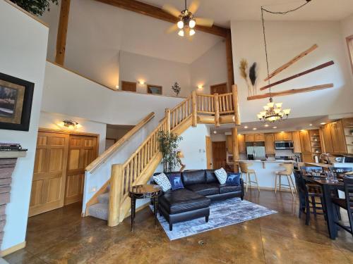 Moose Manor - carbon neutral hotel in Golden