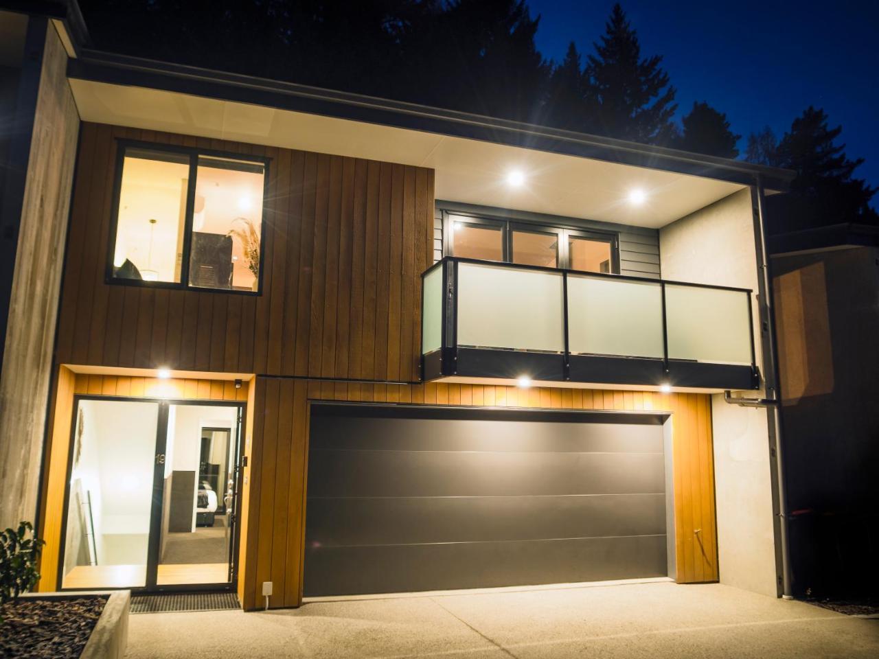 Family Size Holiday Home With Remarkable Views & Sauna Close to Town — 4-Star Luxury Hotel in Queenstown, New Zealand