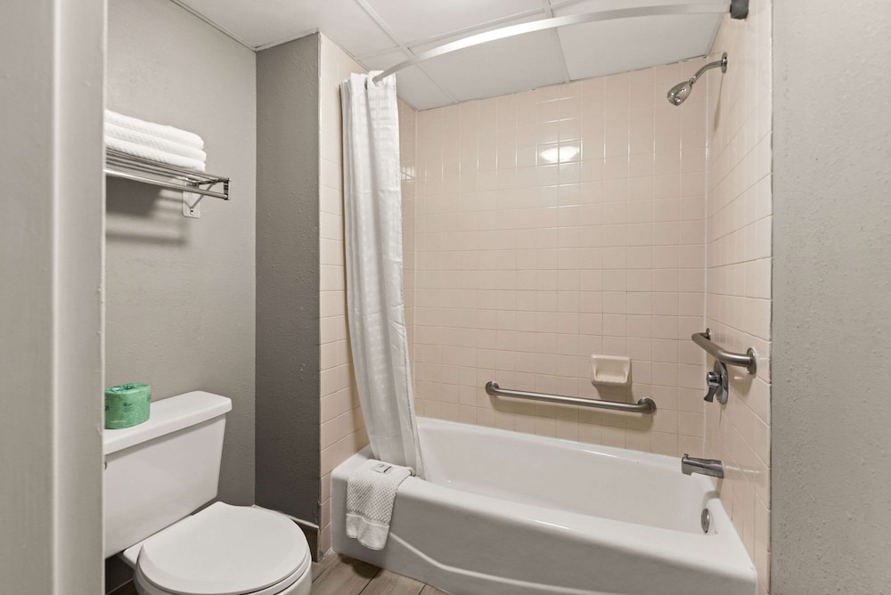 Rodeway Inn Brooklawn NJ - photo 23