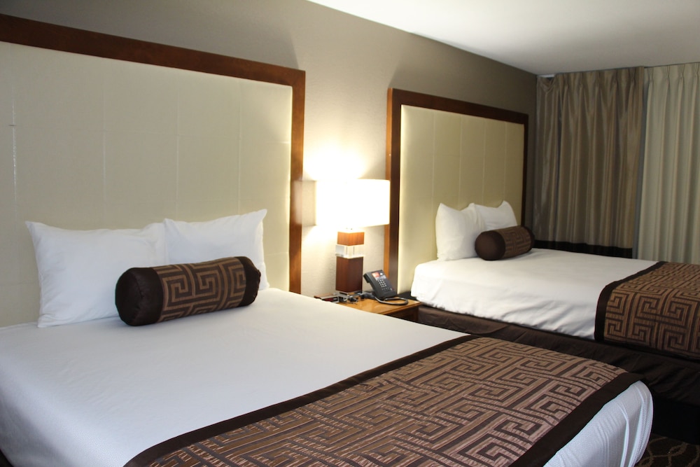 Westbridge Inn & Suites - photo 26