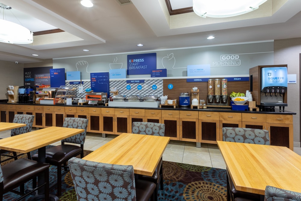 Holiday Inn Express & Suites Rochester Mayo Clinic Area by IHG - photo 29