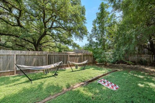 Pet Friendly Q2 & Domain King Bed Pool Table — Austin — photo 5