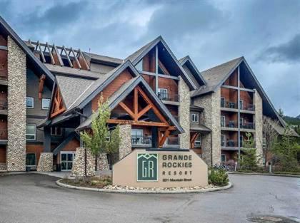 Cozy Canmore resort with mt view hot tub and pool in Canmore, Canada
