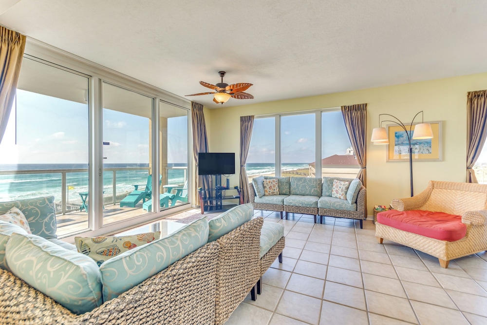Vibrant Navarre Condo Pool and Beach Chair Service — 4-Star Luxury Hotel in Navarre, United States