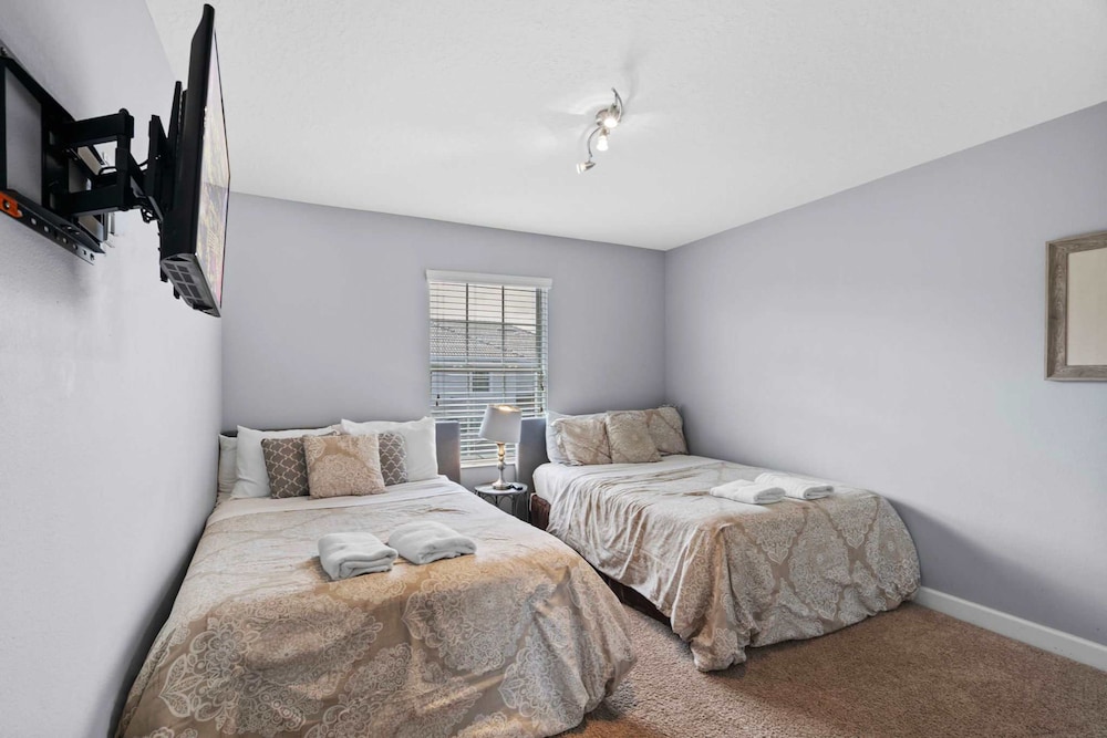 Spacious 4BR Townhome With Pool at Storey Lake - photo 31