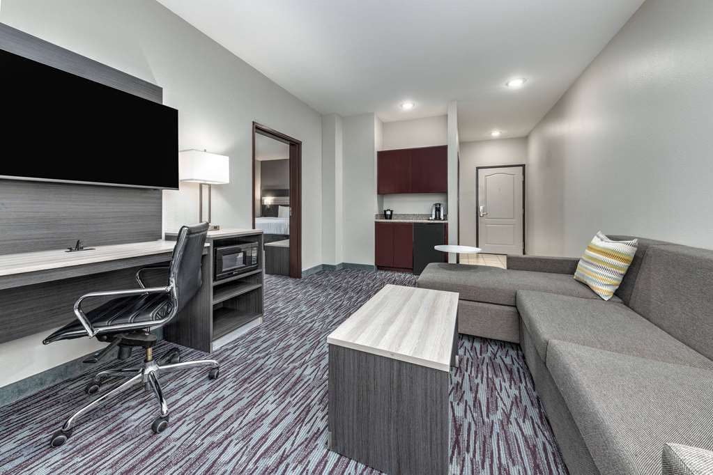 La Quinta Inn & Suites by Wyndham Allen at The Village - photo 28
