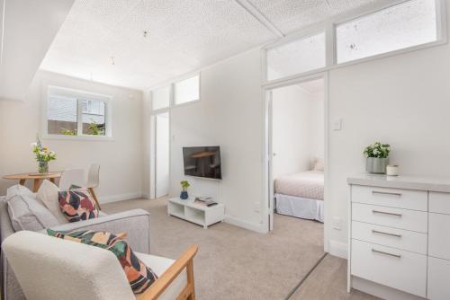 Roslyn Retreat Garden 2 Bed Suite Kitchenette — 4-Star Luxury Hotel in Dunedin, New Zealand