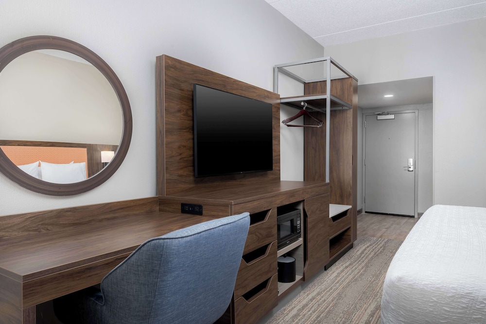 Hampton Inn Louisville Airport - photo 9