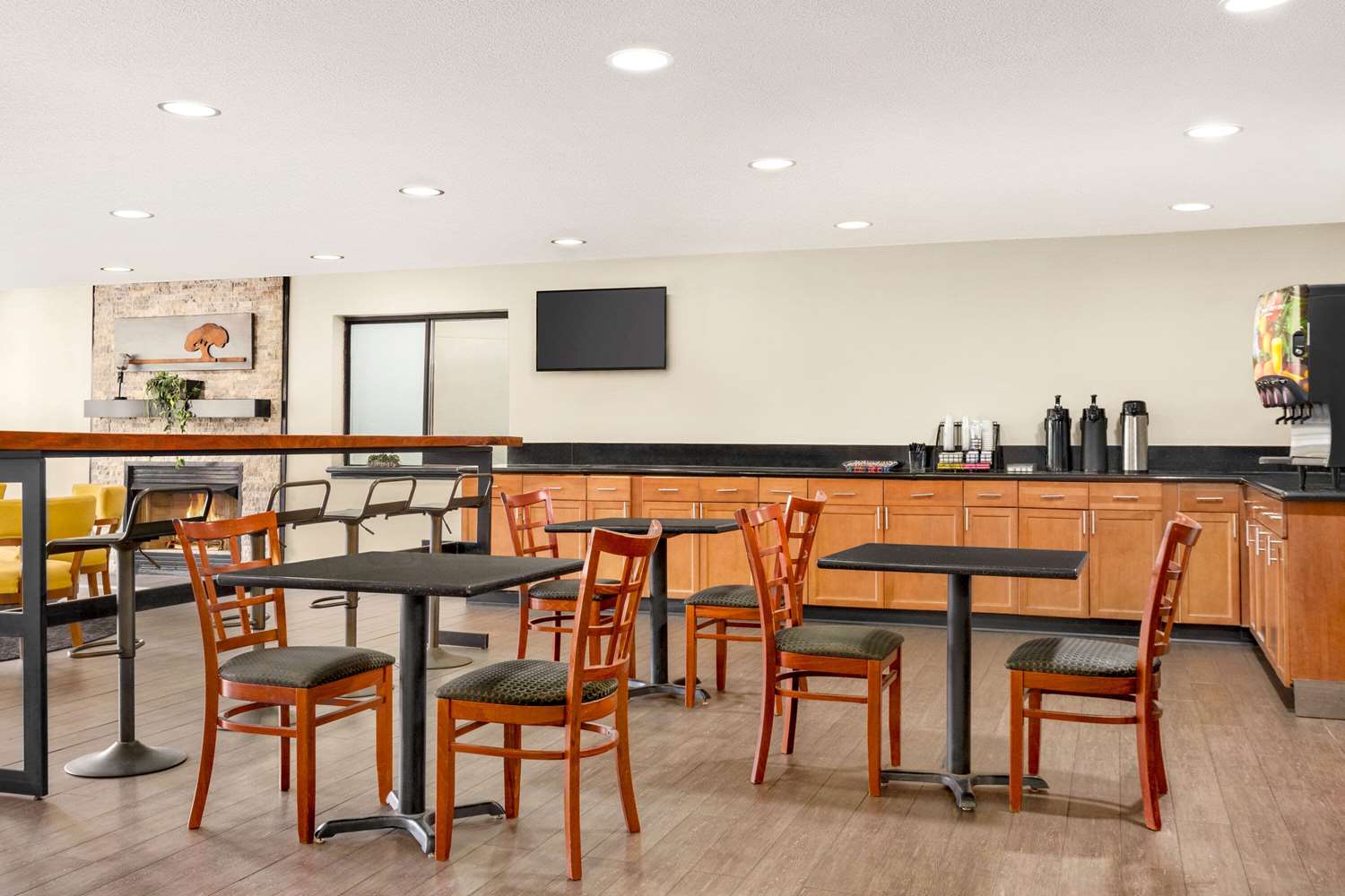 Super 8 by Wyndham Nashville Airport North - photo 10