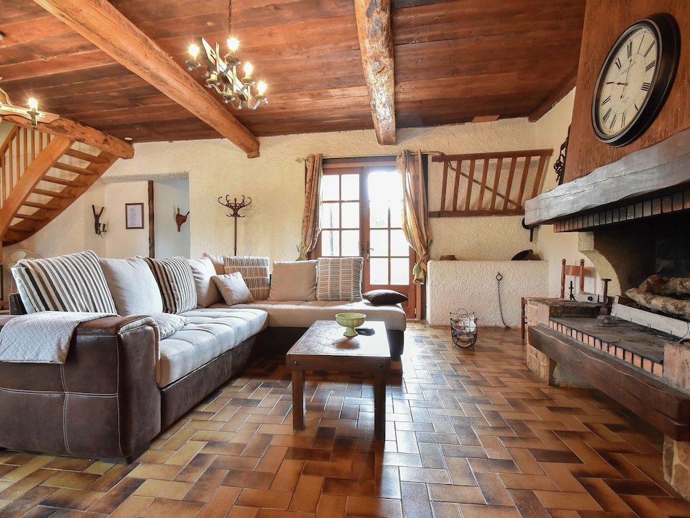 Cozy Holiday Home in F lines minervois With Swimming Pool — 4-Star Luxury Hotel in Roanne, France