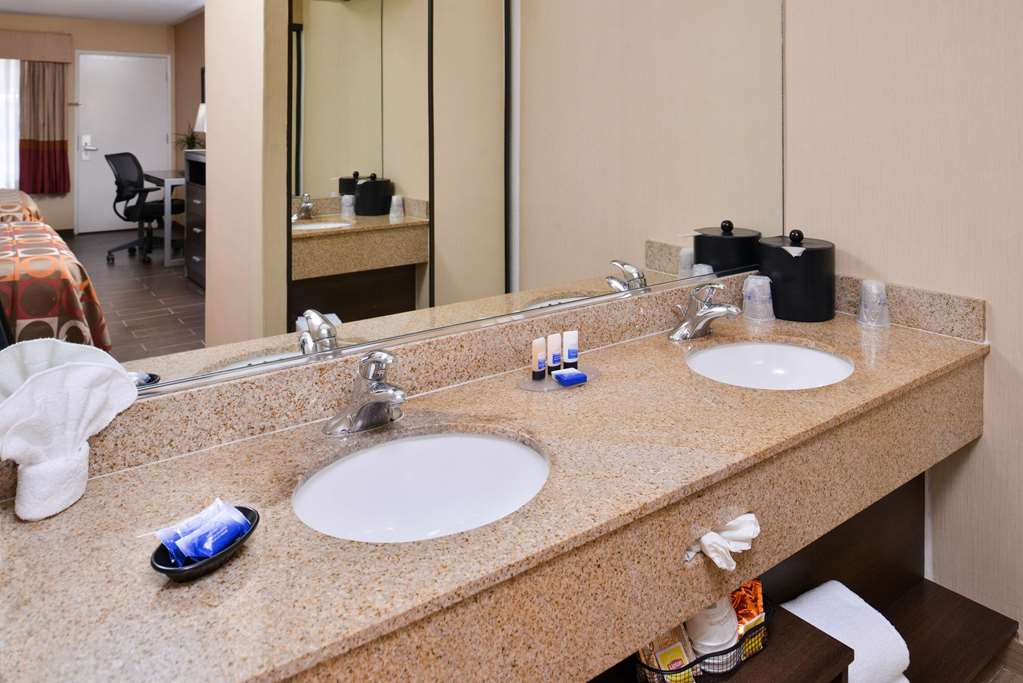 Best Western Plus Raffles Inn & Suites - photo 18
