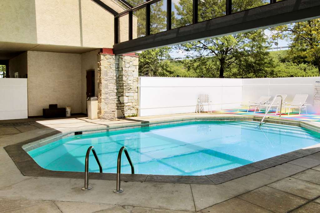 Econo Lodge Holland Toledo - photo 32