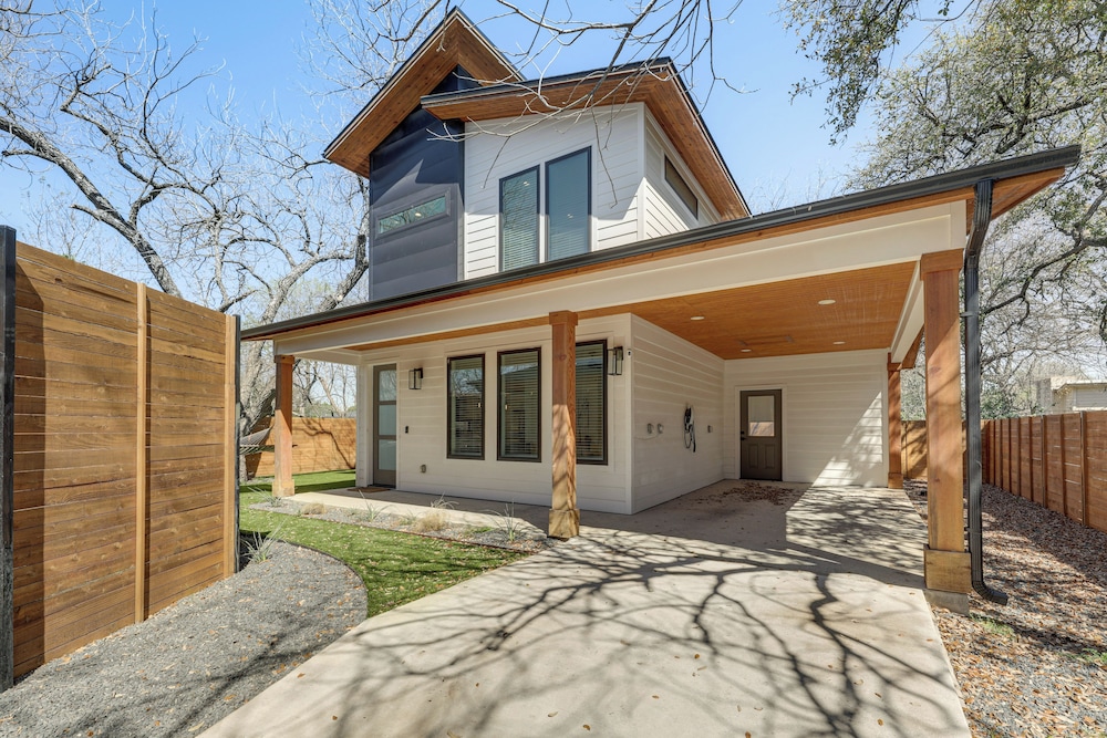 Chic Austin House with Spacious Backyard and Hammock — 4-Star Luxury Hotel in Austin, United States
