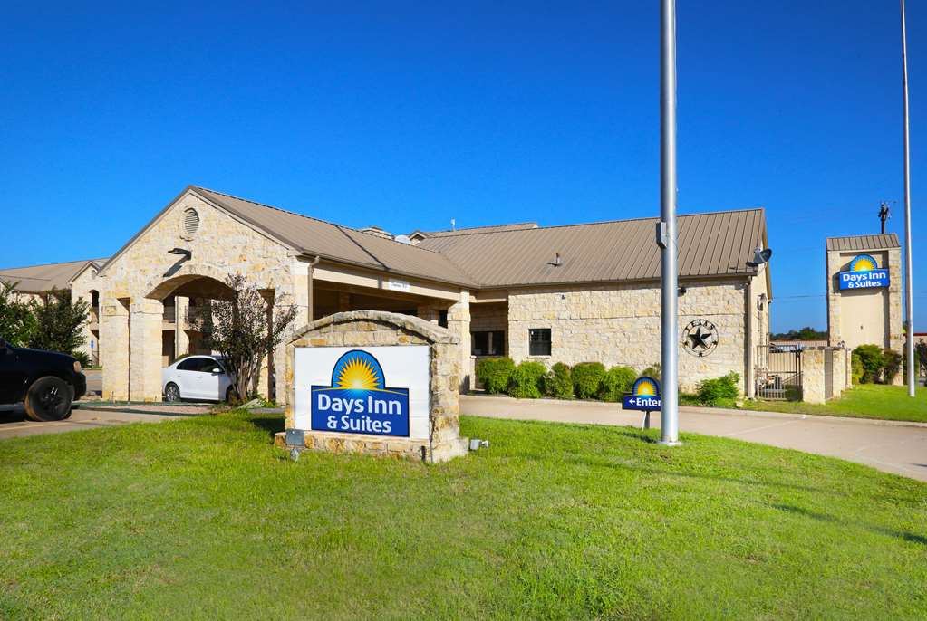 Days Inn & Suites by Wyndham Llano - photo 3