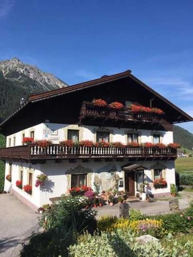 Haus Rosemarie — 4-Star Luxury Hotel in Nesselwaengle, Austria