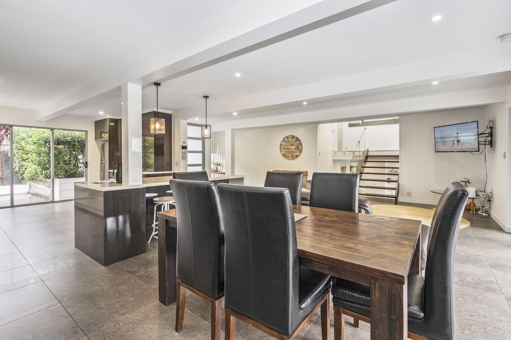 Essence House 4 Bedroom Holiday Home — 4-Star Luxury Hotel in Broadbeach Waters, Australia