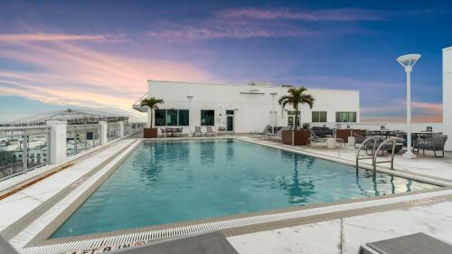 Chic 2BR Getaway Walk to Breweries and Art Walk — 4-Star Luxury Hotel in St. Petersburg, United States