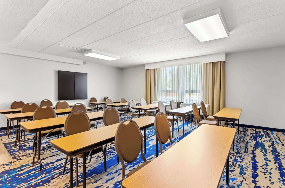 Hampton Inn Chicago Naperville - photo 33