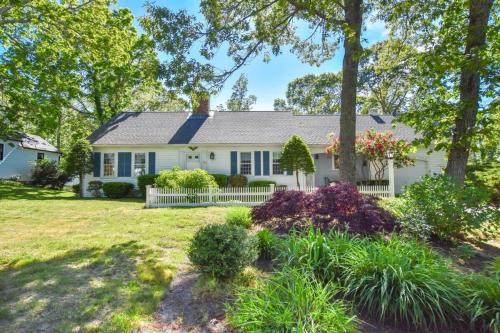 Sunroom Spacious Deck 8 Mins to Mayflower Beach — hotel in Dennis