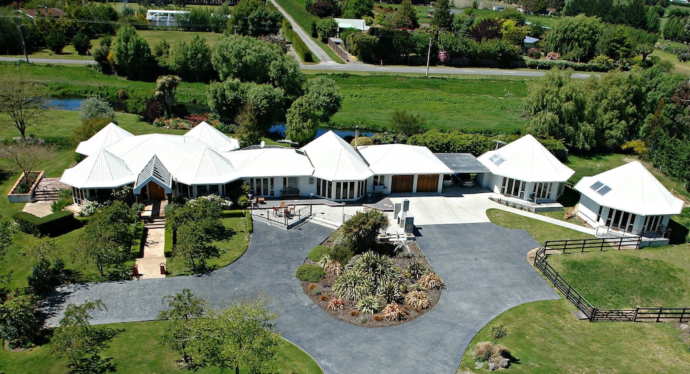 Silverstream Alpaca Farmstay & Tour — 4-Star Luxury Hotel in Kaiapoi, New Zealand