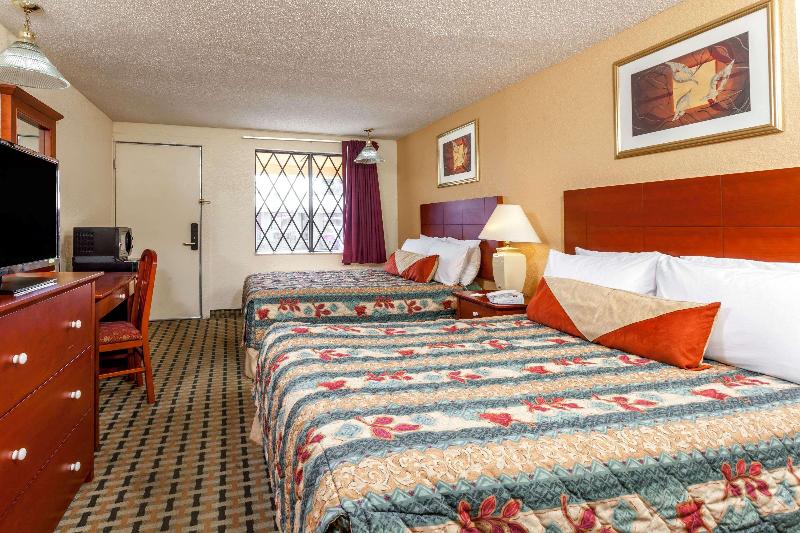 Knights Inn Seymour - photo 13