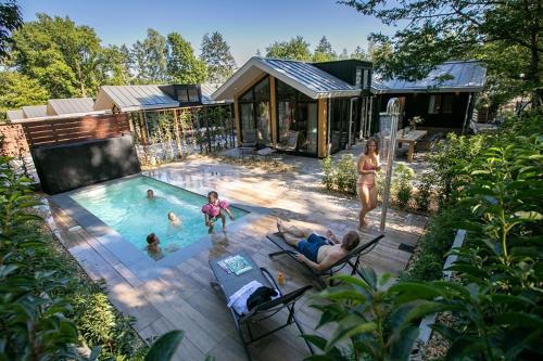 Pool Lodge Vakantiepark De Thijmse Berg — 4-Star Luxury Hotel in Rhenen, Netherlands