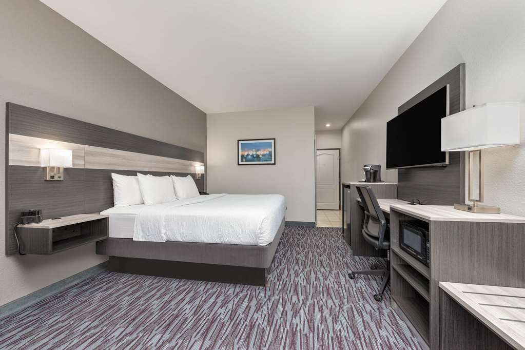La Quinta Inn & Suites by Wyndham Allen at The Village - photo 10