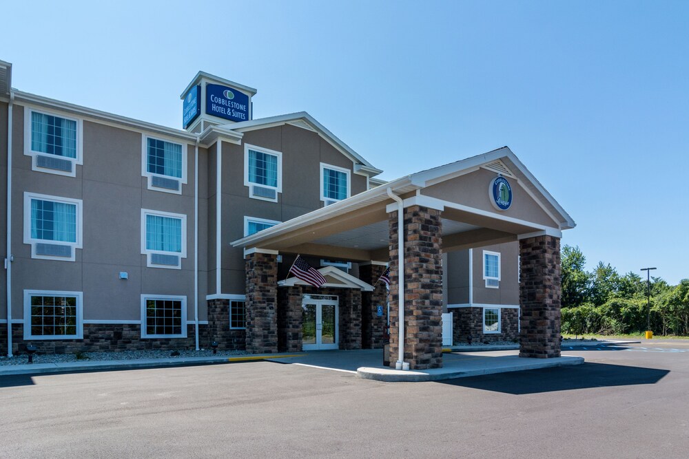 Cobblestone Hotel & Suites Hutchinson - carbon neutral hotel in Hutchinson