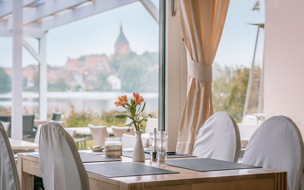 Seehotel Schwanenhof — 4-Star Luxury Hotel in Moelln, Germany