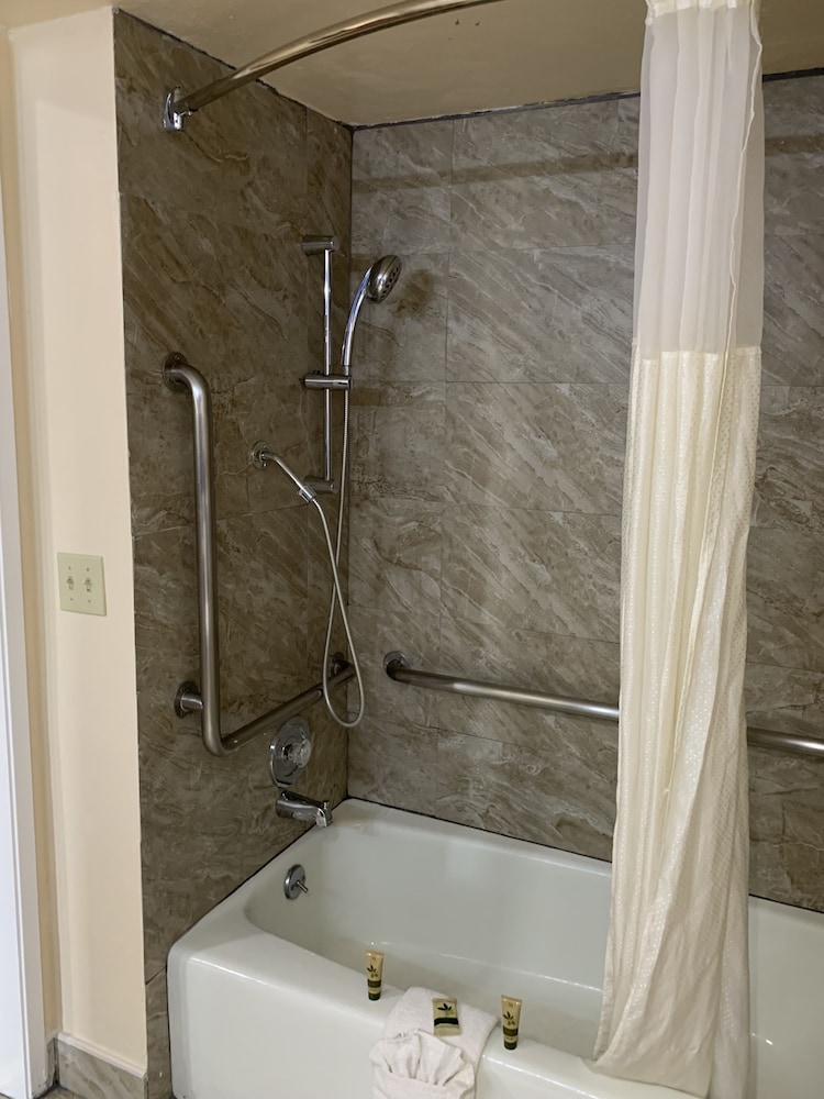 California Inn and Suites Bakersfield - photo 34